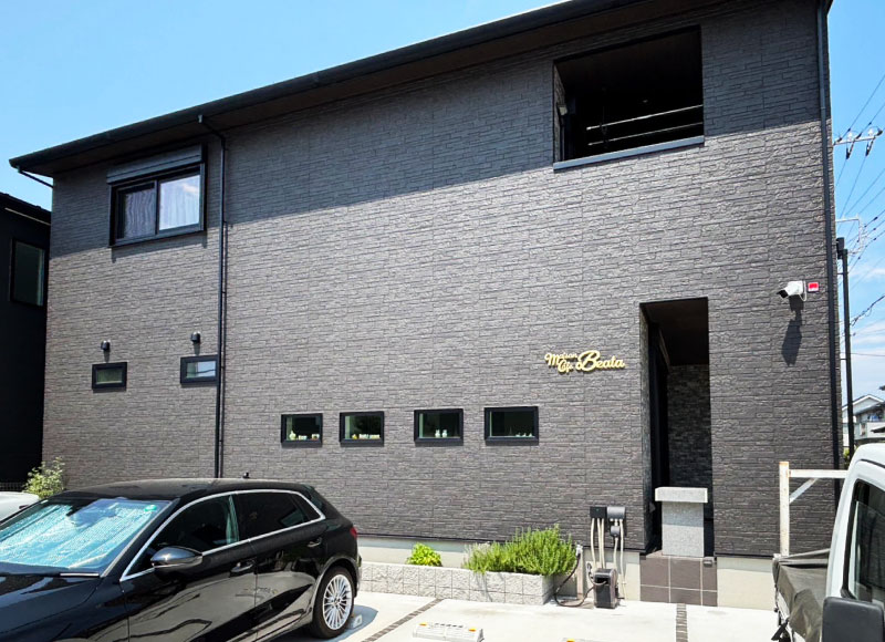 切り文字看板　チタンゴールドメッキの看板　アパートの看板