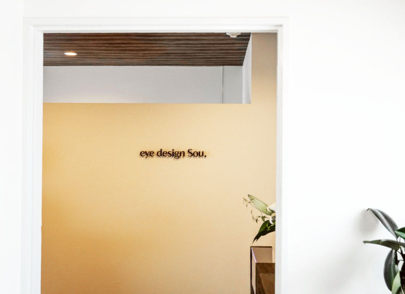 サロンの受付看板　ステンレスの看板　切り文字の看板