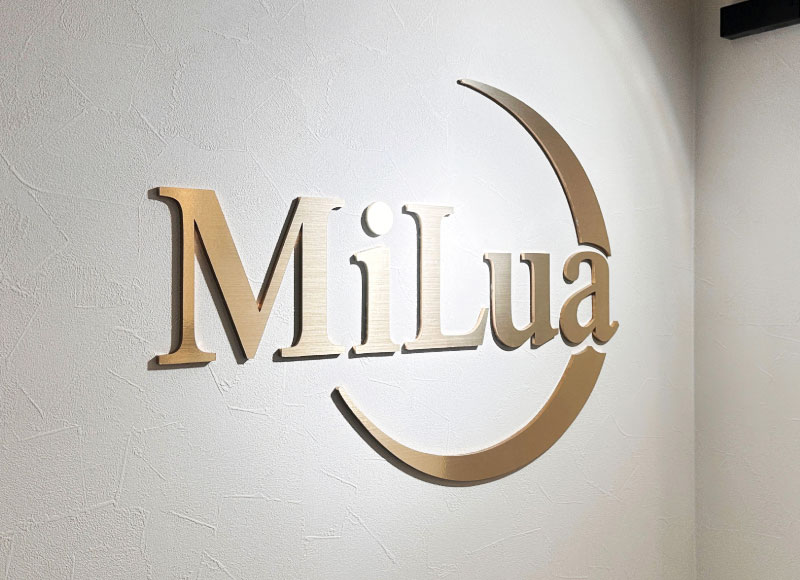 店舗の看板　アクリル切り文字　サロンの看板