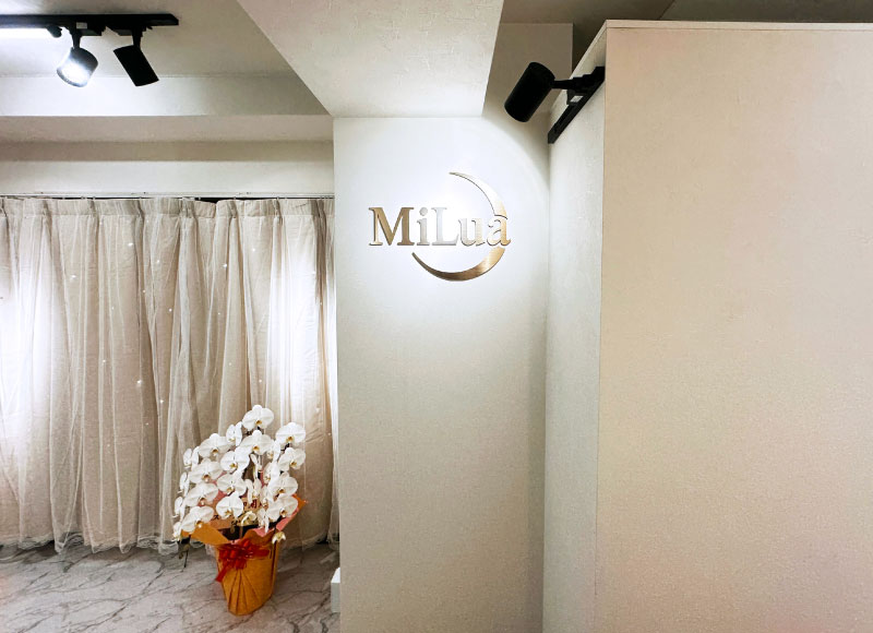 店舗の看板　アクリル切り文字　美容室の看板