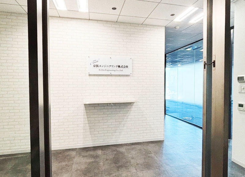 会社の入り口看板　アクリルの看板　インクジェットシートの看板