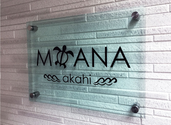 ガラス調アクリルの看板　ガラスアクリル銘板　マンションの看板