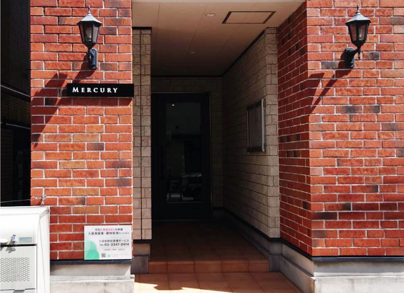 ブルックリン調の看板　ステン切り文字付きの看板　アパートの看板