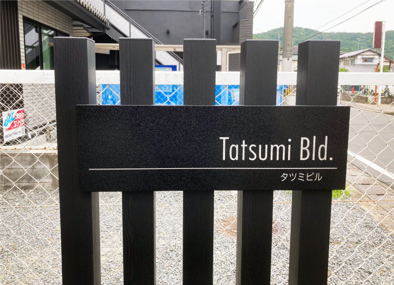 自立型コーナーサイン　人気の看板　ステンレスの看板
