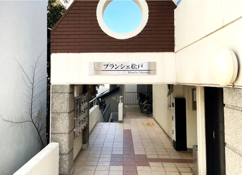 マンションの銘板　ステンレスの銘板　アパートの銘板