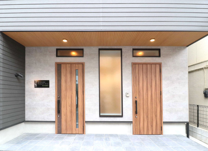 和風の銘板　ステンレスの看板　宿泊施設の看板