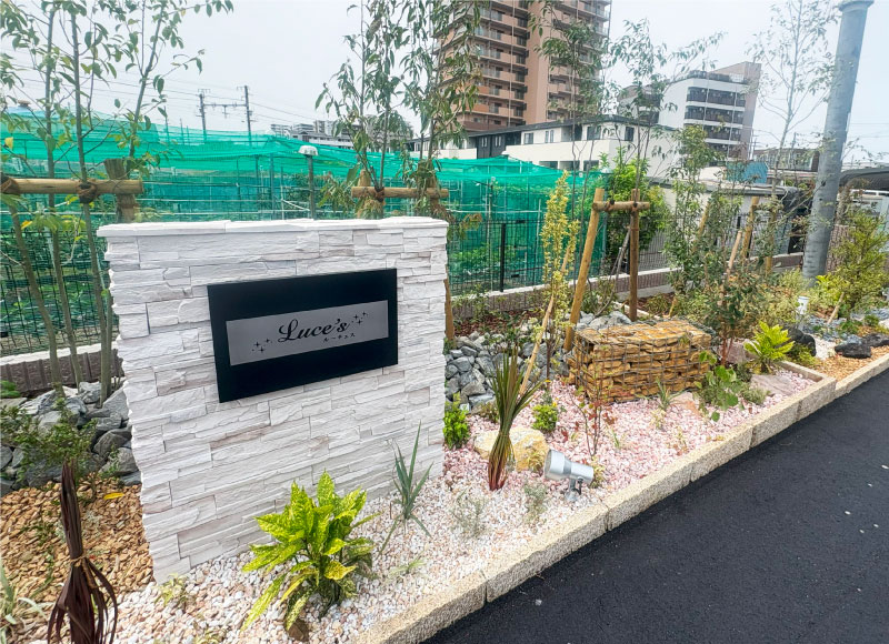 おしゃれな看板　御影石とステンレスの看板　壁付け看板